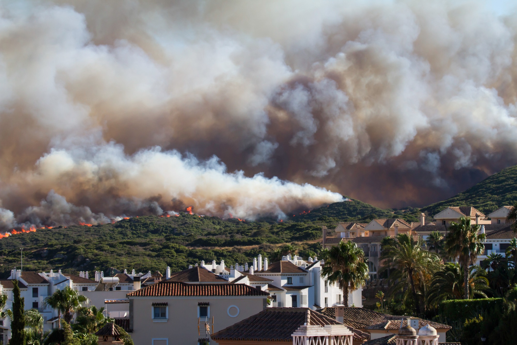 Incendios y trabajo en España: cuándo puedes faltar y qué ayuda puedes cobrar 