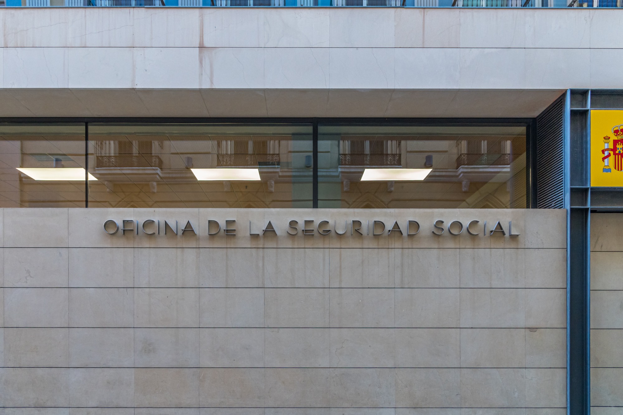 Tener papeles no siempre basta: el atasco que frena el empleo legal de miles de migrantes