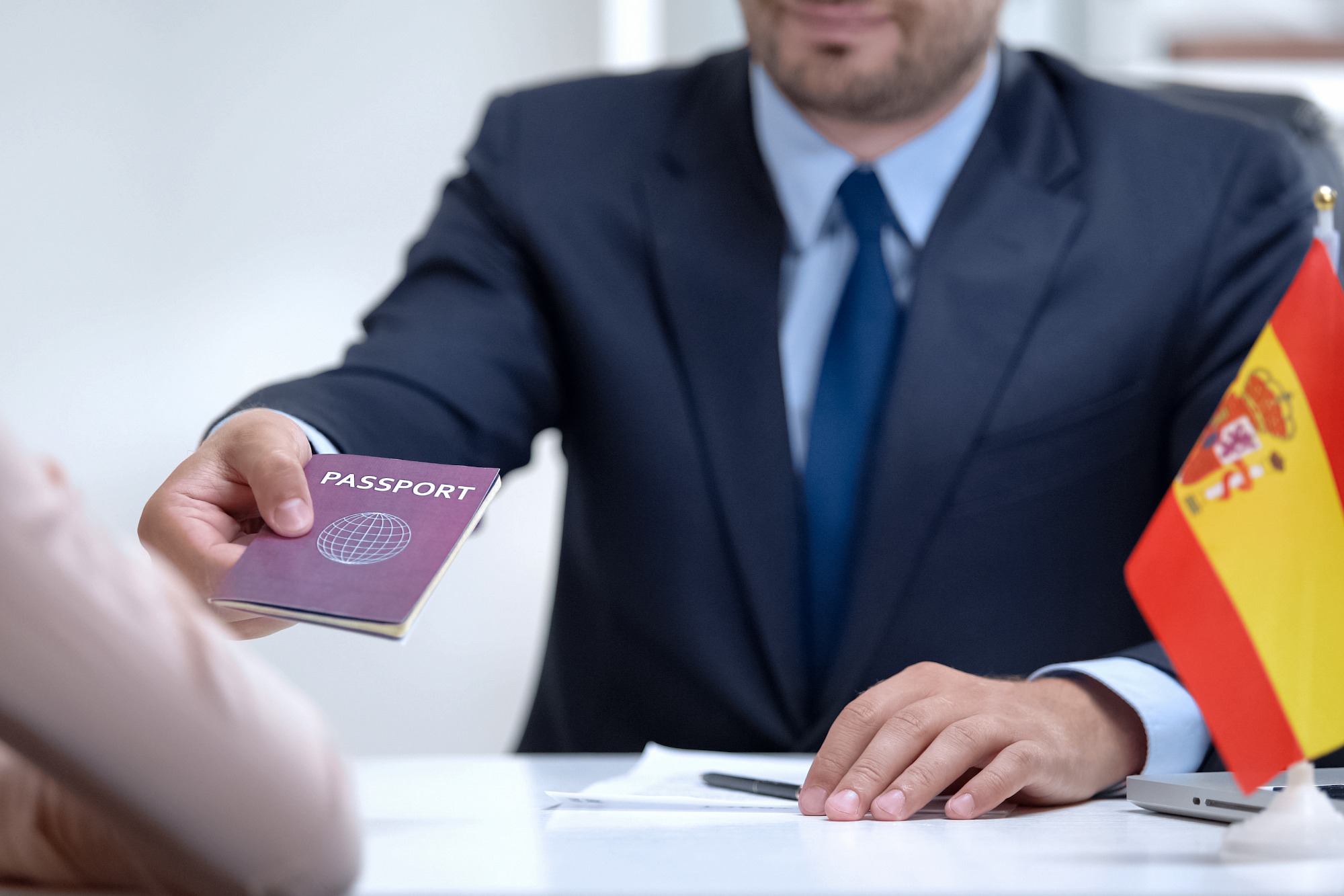 Falsos abogados, citas vendidas y documentos dudosos: las trampas de la regularización 