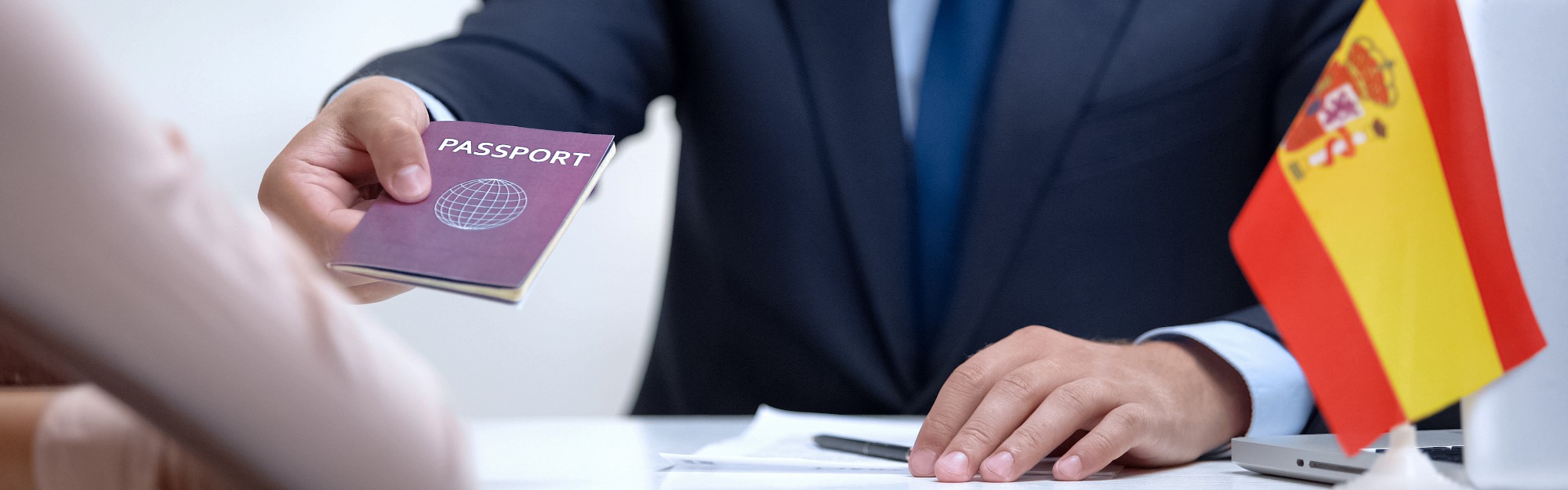 Falsos abogados y citas vendidas: trampas de la regularización